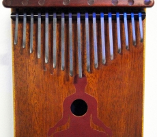 Kalimba (luthier Marcio Vieira):
De origem africana, é um instrumento primoroso para harmonização energética, canto de mantras e meditação